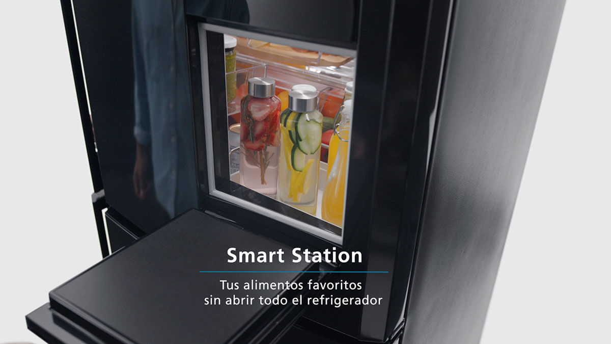 Disfrutar de tus alimentos favoritos ahorrando energía gracias al acceso directo, sin tener que abrir la puerta del refrigerador.